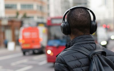 homem ouvindo em inglês - eikon