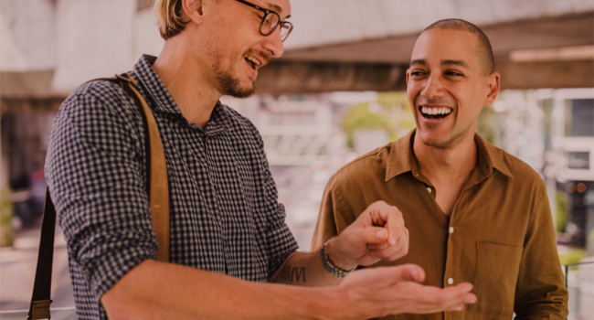 homens conversando em inglês